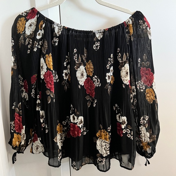 Pleated flowy off the shoulder floral top. Super cute and comfortable! - Picture 2 of 3